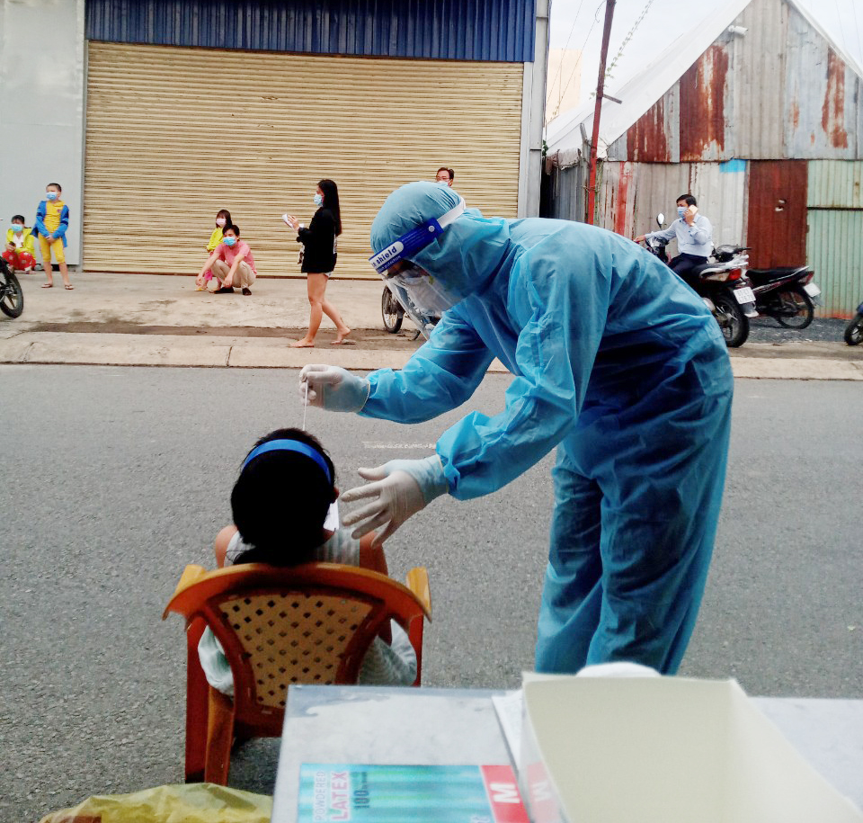 Vợ chồng trẻ trên tuyến đầu chống dịch